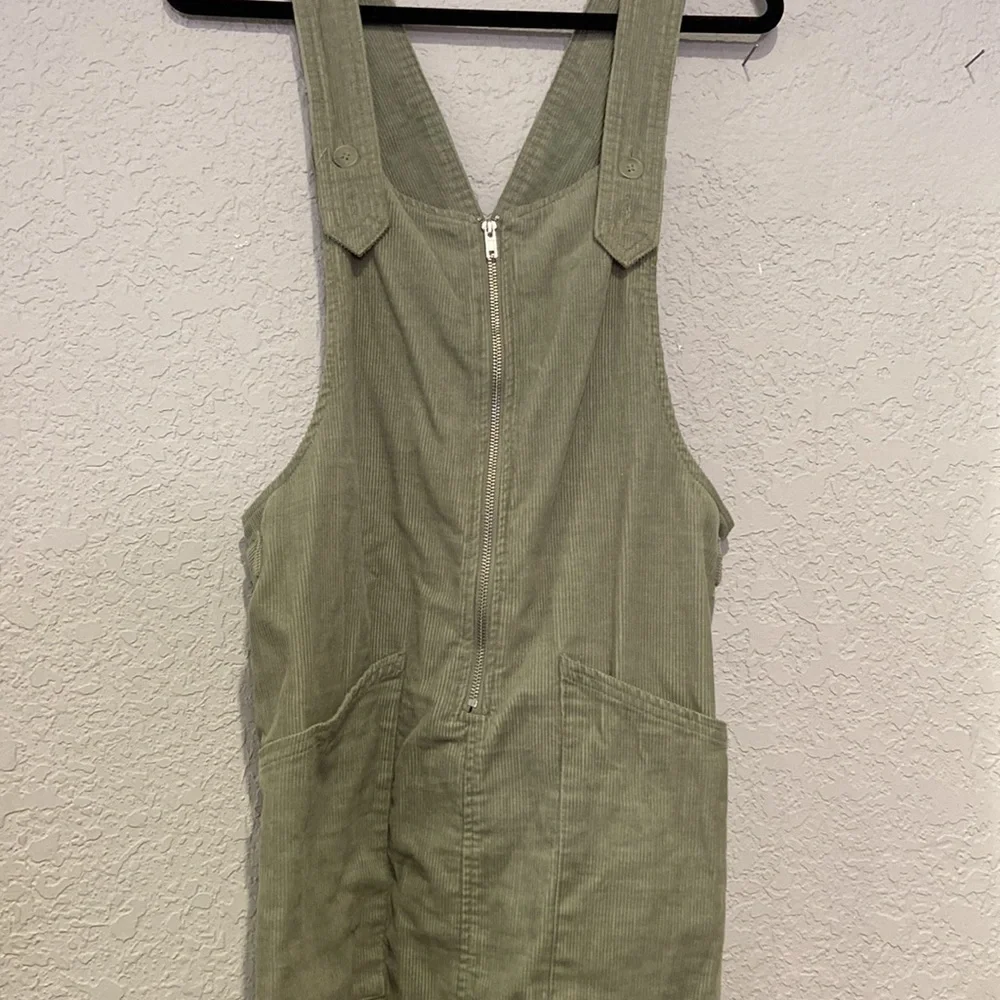 Dresses - Picture 7 of 9